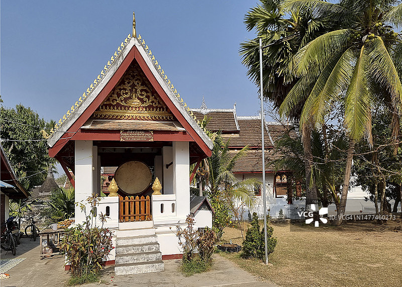 老挝琅勃拉邦维苏那拉寺鼓亭图片素材