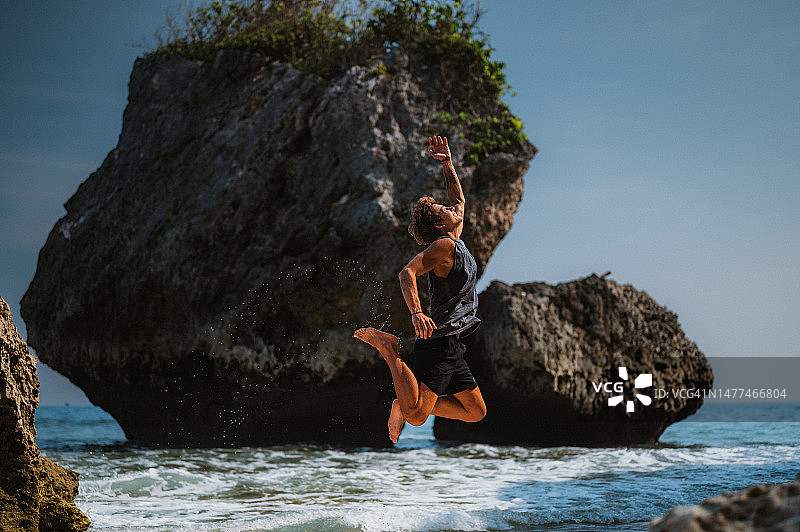 充满欢乐的跳跃图片素材