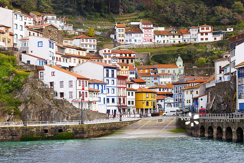 西班牙阿斯图里亚斯区的库迪列罗渔村图片素材