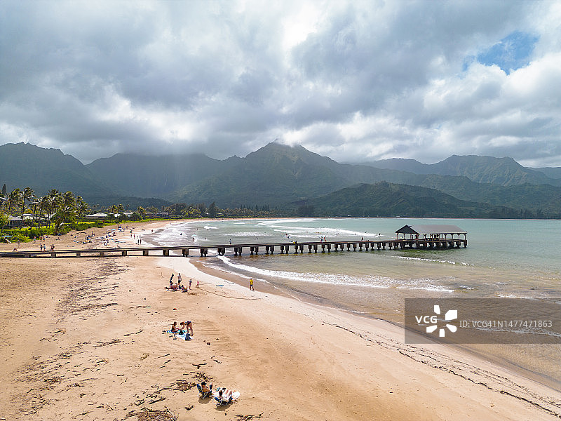 美国夏威夷考艾岛哈纳雷海滩码头海湾鸟瞰图图片素材