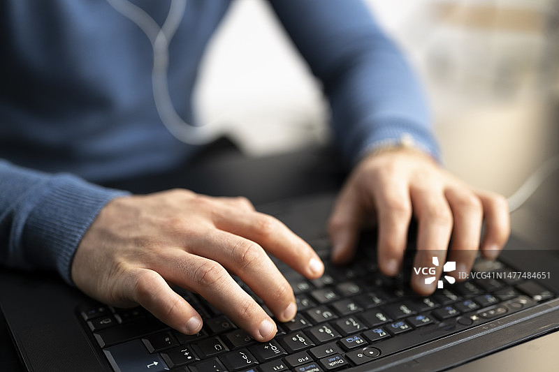 男人使用笔记本电脑图片素材
