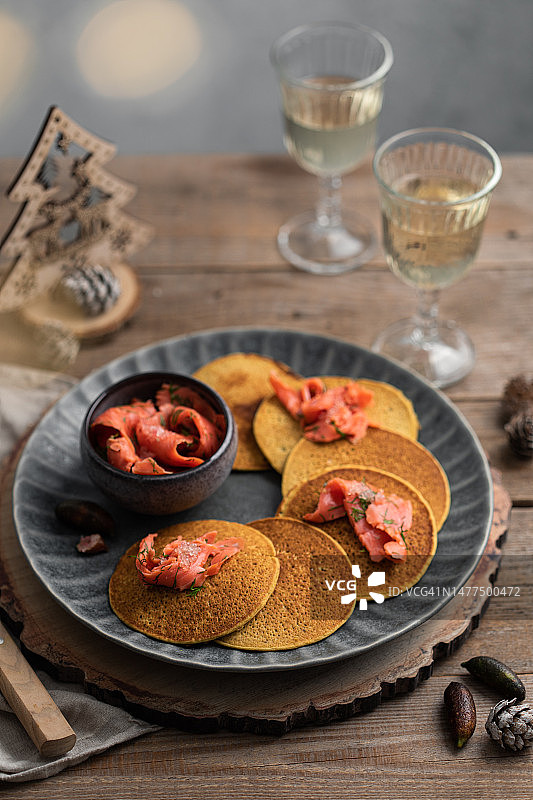 自制三文鱼鱼子酱薄烤饼图片素材