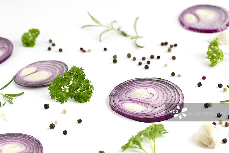 红洋葱、大蒜、迷迭香、欧芹和黑胡椒的组合（白色背景）图片素材
