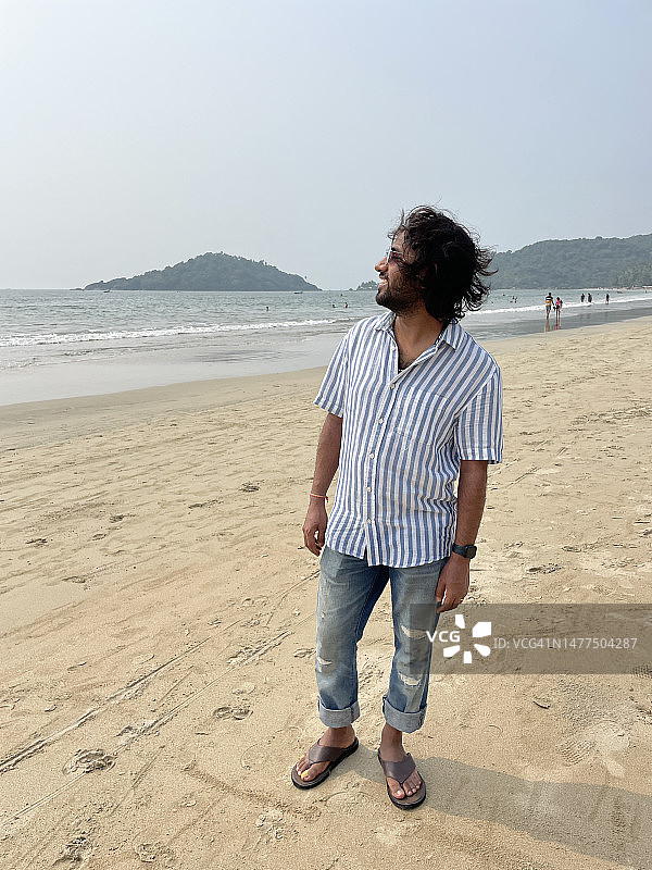 果阿海滩度假的印度男子照片图片素材