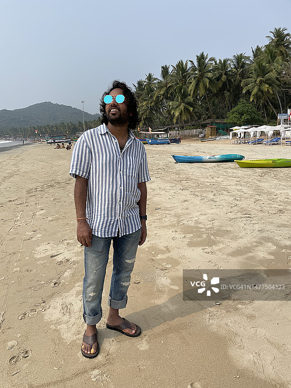 印度男人在果阿海滩戴太阳镜图片素材