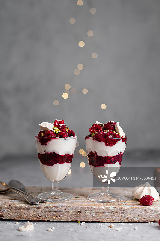 蛋白奶油搭配果酱和覆盆子甜点图片素材