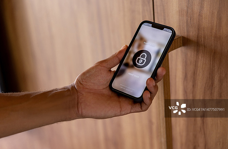 使用智能家居系统锁门的人图片素材