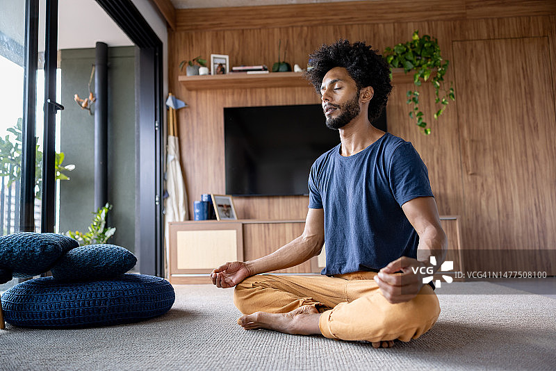 男人在家冥想图片素材