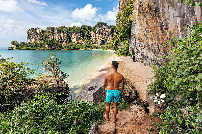 男子从上方俯瞰泰国甲米通赛海滩的背影图片素材