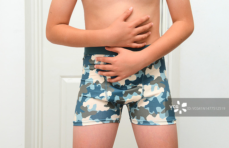 男孩肚子疼图片素材