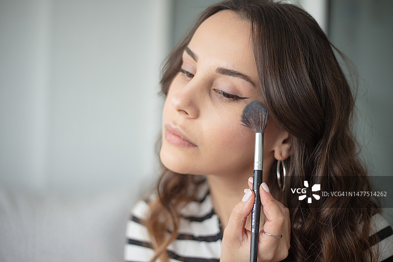 年轻女人正在化妆图片素材