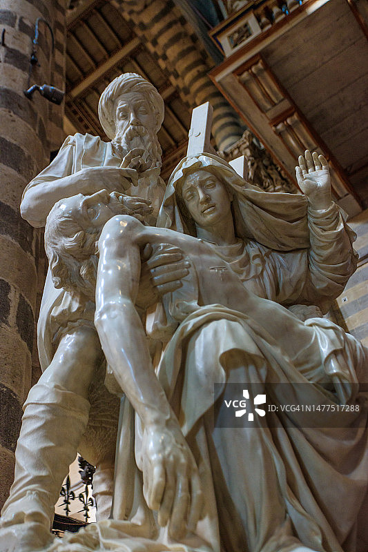 意大利奥尔维耶托大教堂中的耶稣与玛丽大理石雕塑图片素材