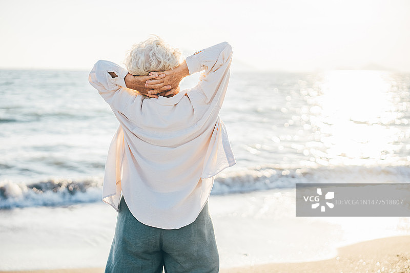 年长的女人欣赏田园诗般的日落图片素材