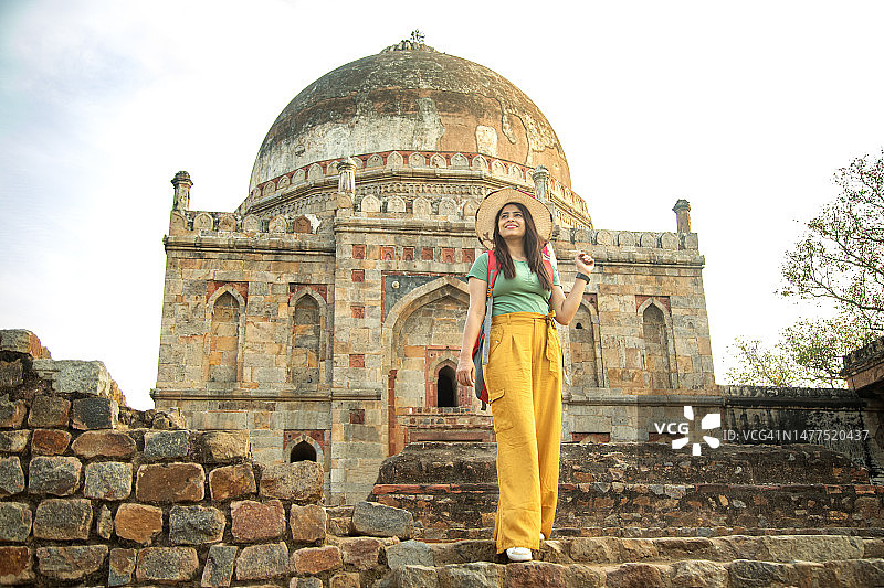 女子在历史遗址欣赏风景图片素材