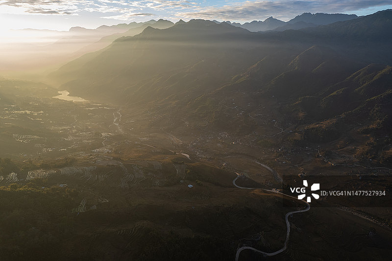 越南老街省沙巴山谷的日出与雾图片素材