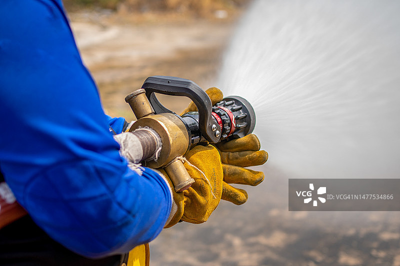 消防员正在扑灭房屋火灾图片素材