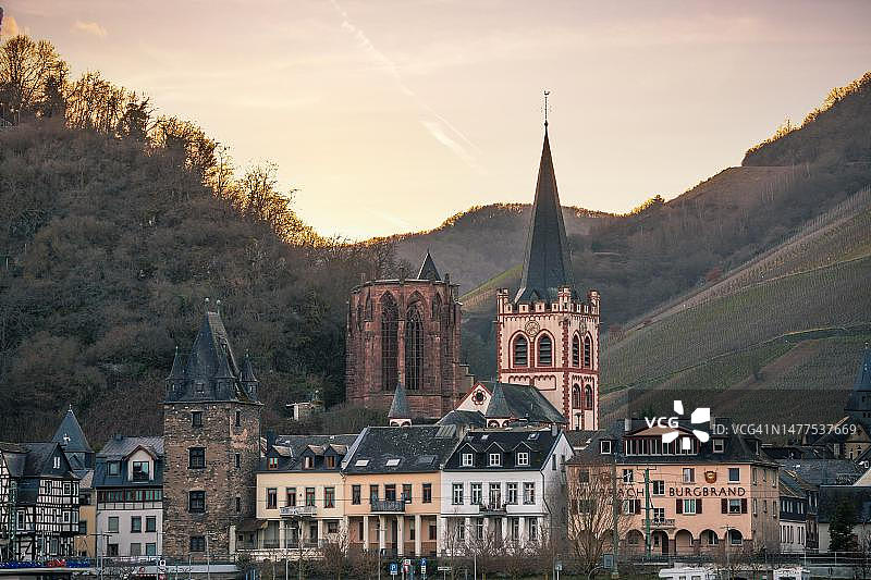 德国莱茵河及其小镇全景的日落，联合国教科文组织世界遗产图片素材
