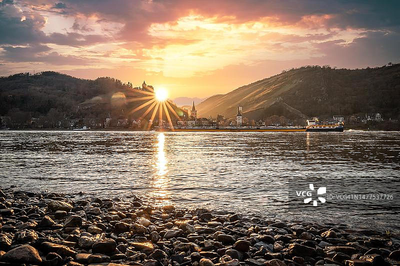 德国莱茵河及其小镇全景的日落，联合国教科文组织世界遗产图片素材