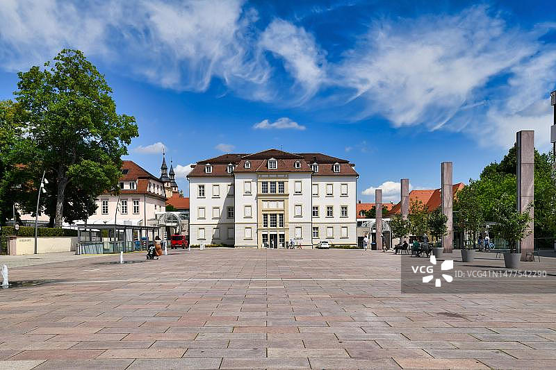 德国路德维希堡，2022年7月，名为“市政厅广场”的城镇广场图片素材