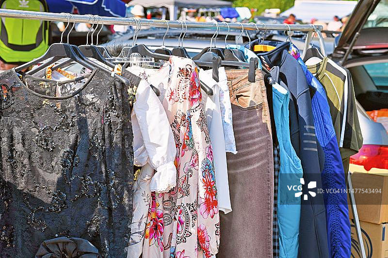 德国海德堡，跳蚤市场上装满旧二手衣服的架子图片素材