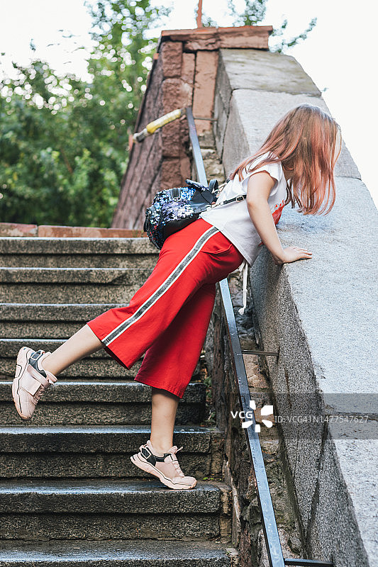 街边楼梯上的女孩图片素材