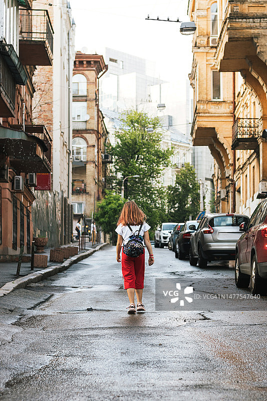 女孩在城市道路上行走图片素材