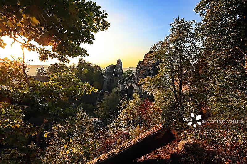 巴斯泰桥景色：德国萨克森瑞士易北河砂岩山脉洛门，拉特恩图片素材