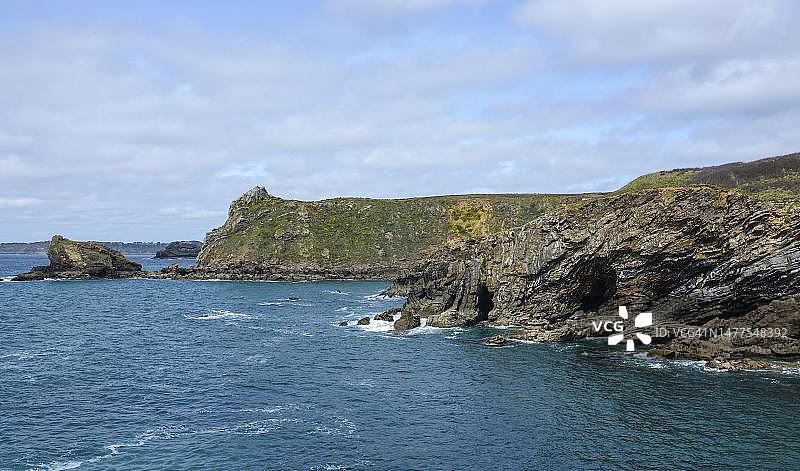 从弗拉特尼泰堡垒看到的景色:面向卡普辛堡垒,位于罗斯坎韦尔西海岸,克罗宗半岛,菲尼斯泰尔省,布列塔尼地区,大西洋海岸,法国图片素材