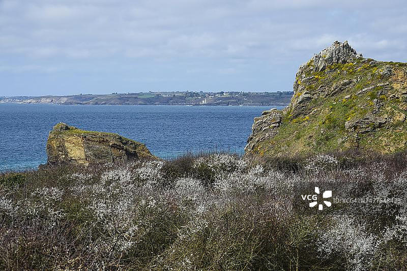 从弗拉特尼特堡垒眺望小米努灯塔，法国布列塔尼图片素材