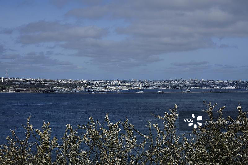从西班牙角眺望布雷斯特，法国克罗宗半岛图片素材
