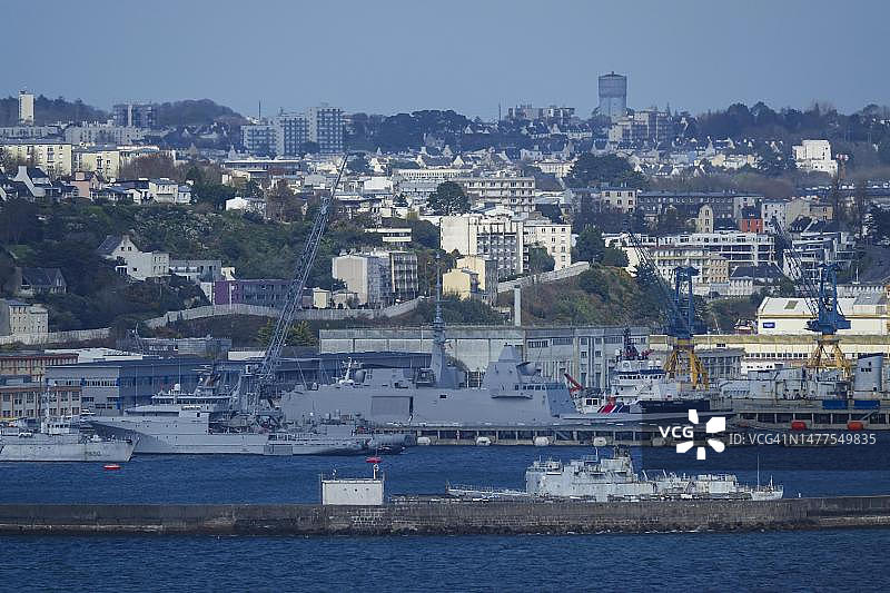 从罗斯坎韦尔的西班牙角瞭望台望向海湾对面的布雷斯特军港,克罗宗半岛,菲尼斯泰尔省,布列塔尼大区,法国大西洋海岸图片素材