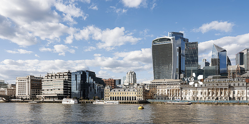 泰晤士河畔伦敦城市天际线全景图片素材