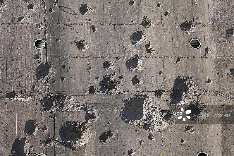 二战时期德国不莱梅防空洞上的弹孔图片素材