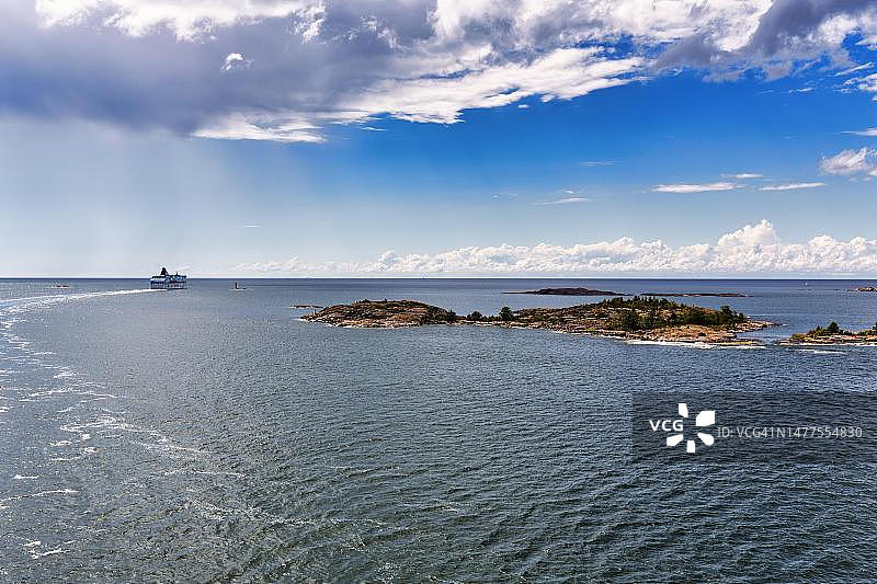 奥兰群岛无人岛和地平线上的渡轮，芬兰，波的尼亚湾，波罗的海图片素材