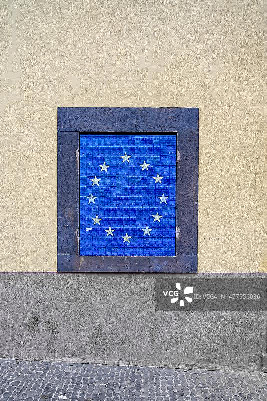 绘有欧盟旗帜的房屋，位于葡萄牙马德拉的卡马拉-德洛布什图片素材
