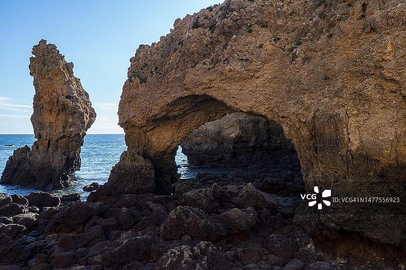 葡萄牙阿尔加维马林哈海滩的岩石和悬崖图片素材