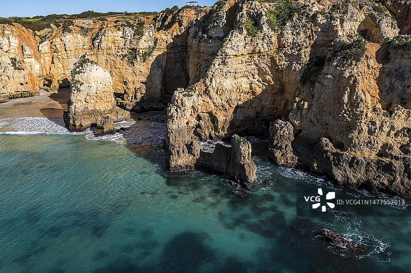 葡萄牙阿尔加维马林哈海滩的岩石和悬崖图片素材