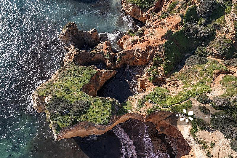 葡萄牙阿尔加维马林哈海滩的岩石和悬崖图片素材