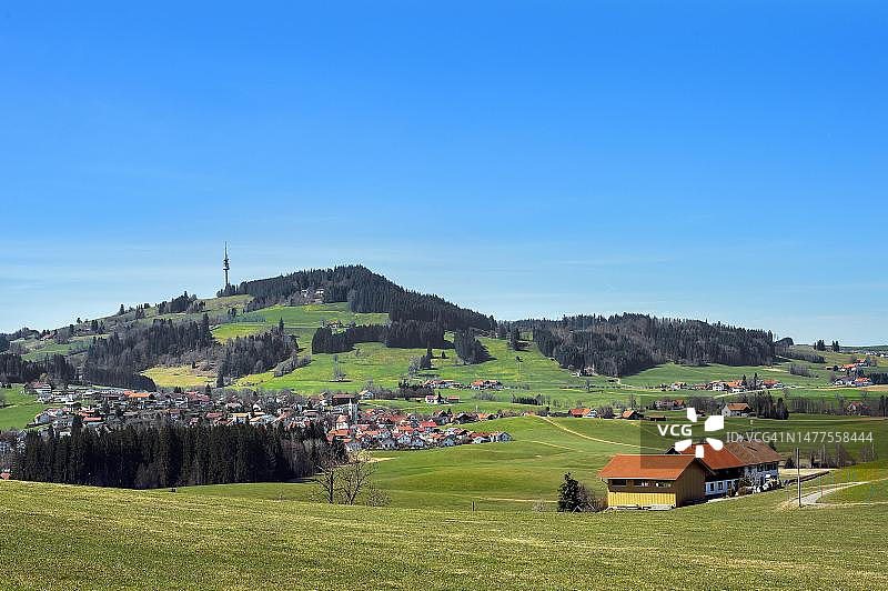 阿尔高，巴伐利亚，德国的埃梅恩格斯特和带有传输桅杆的布伦德山图片素材