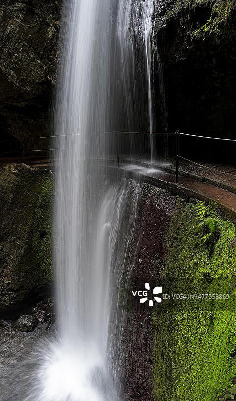 莫伊尼奥列瓦达，马德拉峡谷瀑布图片素材