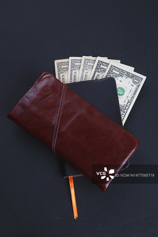 装有5美元的钱包图片素材