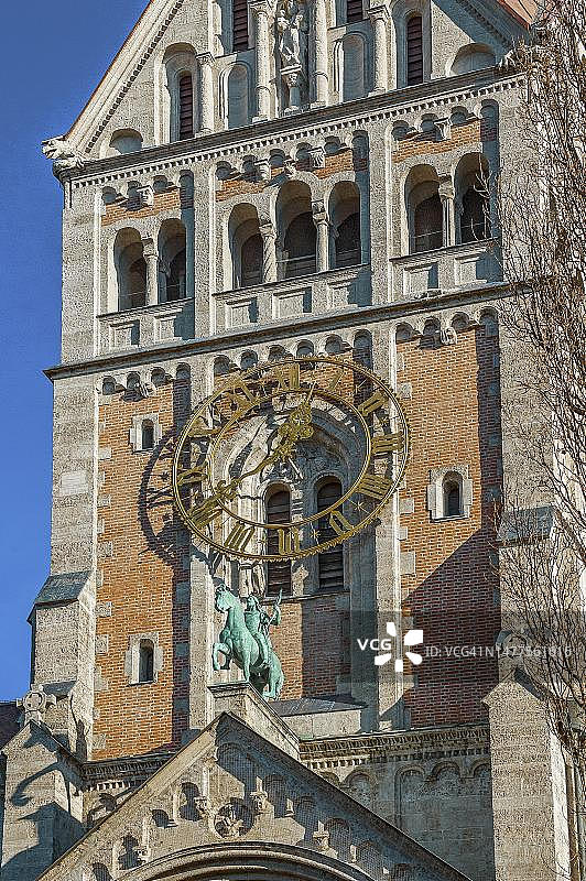 德国巴伐利亚慕尼黑圣安妮教堂塔钟与装饰纪念碑图片素材