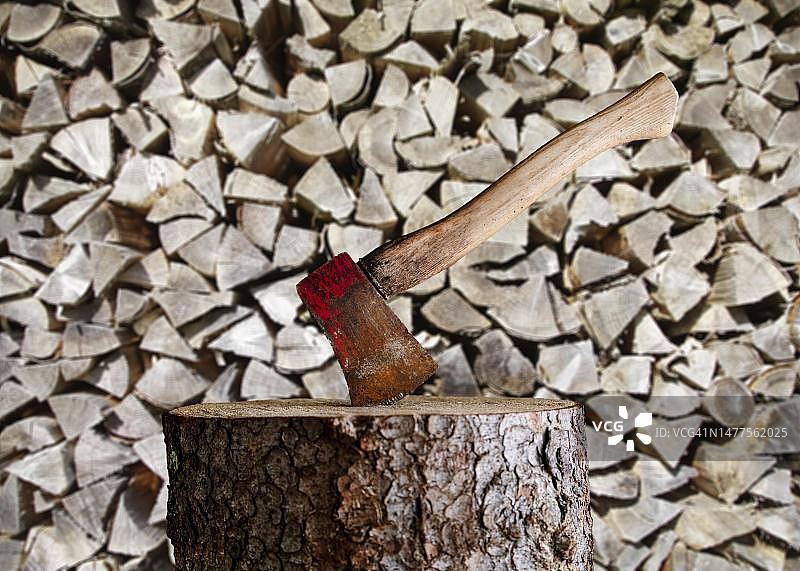 德国巴登-符腾堡黑森林的木桩和营火旁的斧头图片素材
