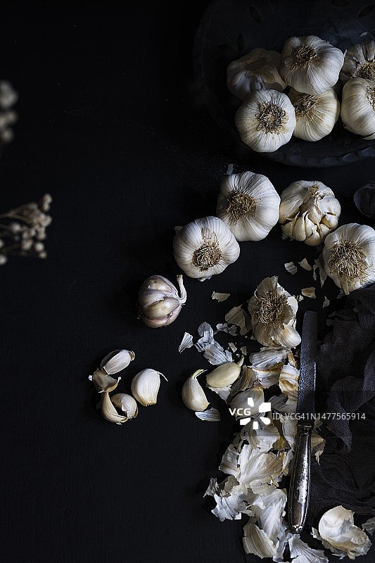 黑色背景上的大蒜图片素材