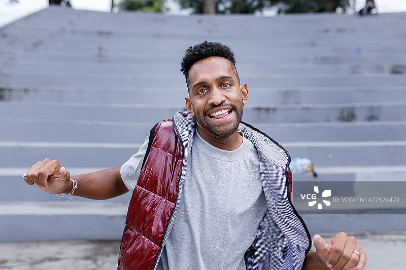 充满活力的男人在公园跳舞图片素材