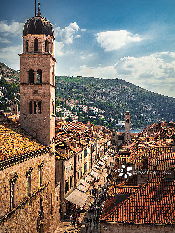 从城墙上望去，游客走在杜布罗夫尼克老城的主要街道Stradun上图片素材