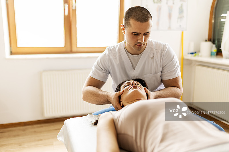 理疗师工作场景图片素材