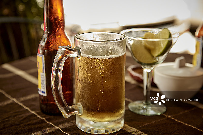 墨西哥酒吧外桌子上的一杯冰镇啤酒图片素材