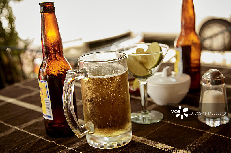 墨西哥酒吧外桌子上的一杯冰镇啤酒图片素材