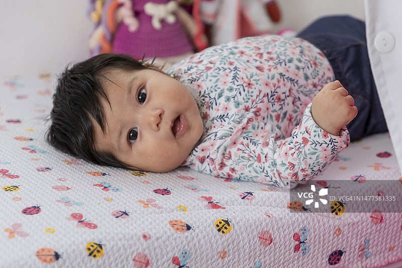 靠近躺在医疗室担架上的婴儿图片素材